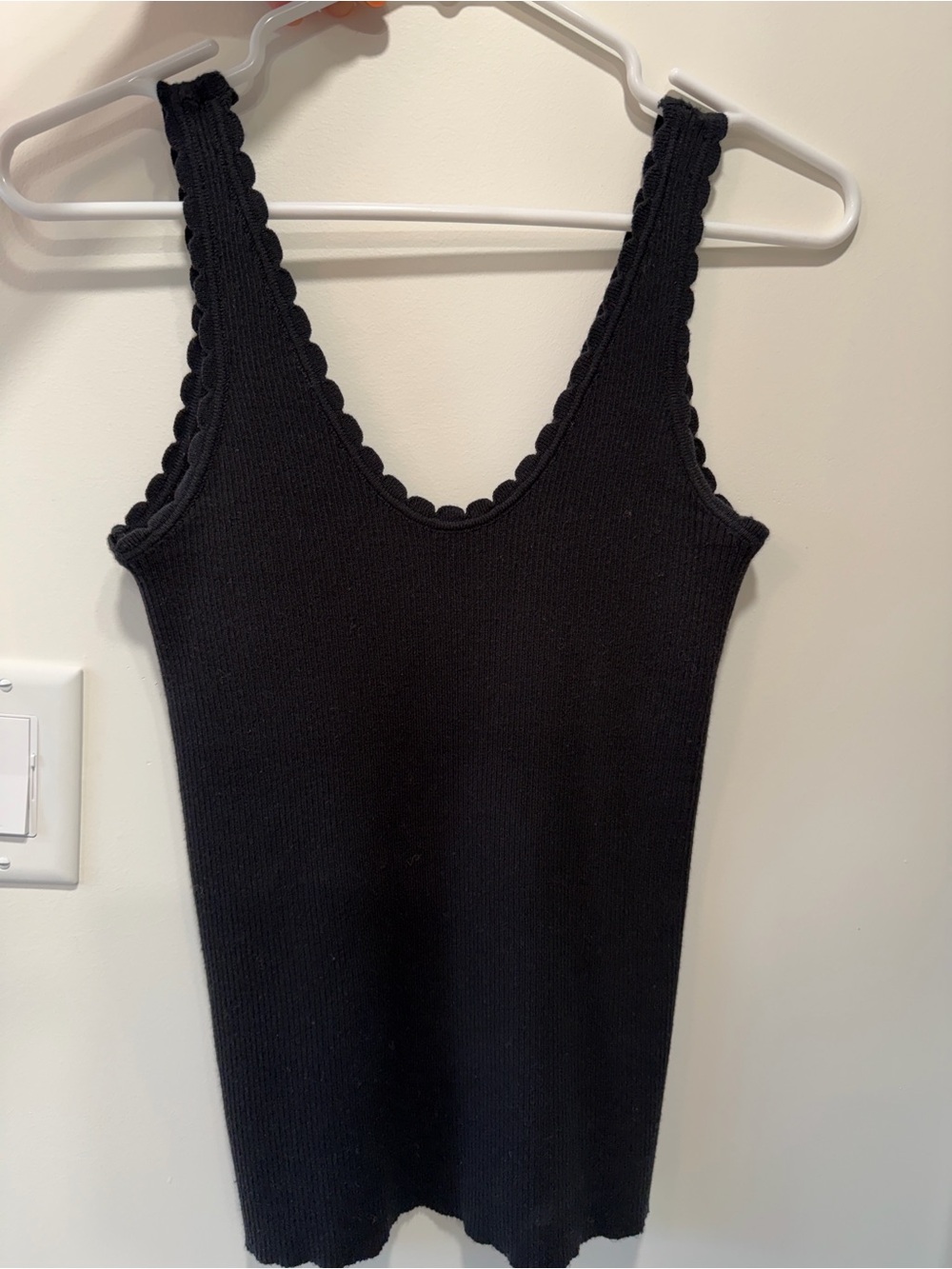 Black Scallop-Edge Knit Tank Top - Picture 2 of 6